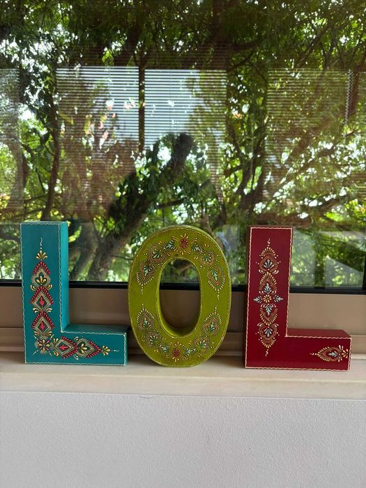 Conjunto de letras decorativas formando a palavra “LOL”