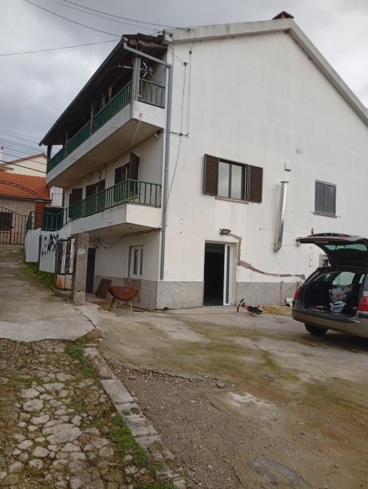 Moradia com rés chão  1andar e sótão