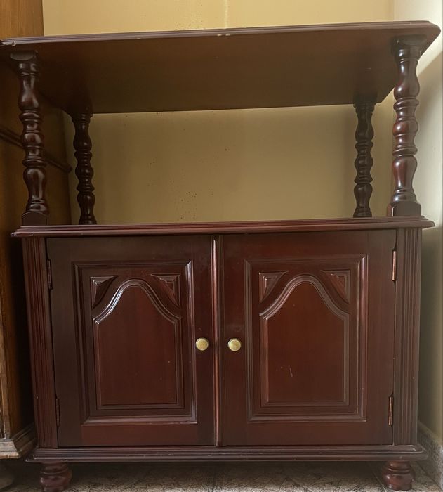 Móvel de apoio em madeira maciça para sala