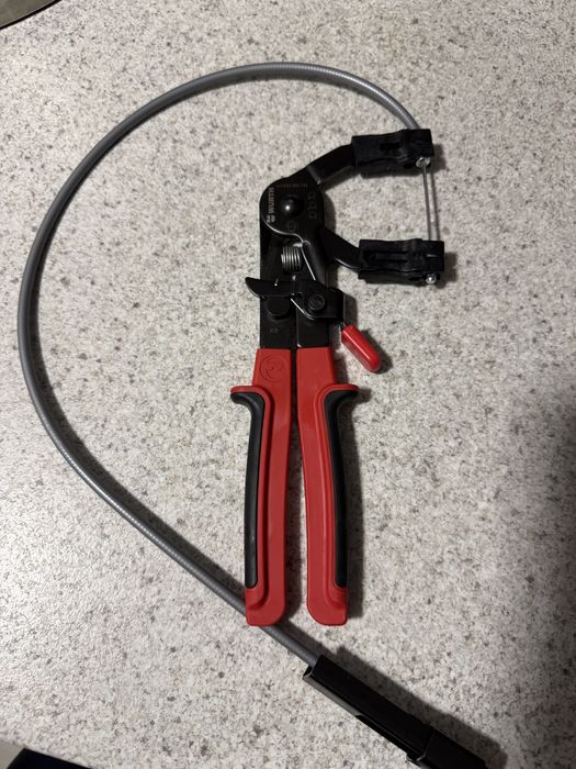 Szczypce do opasek spreżystych z naciagiem linki