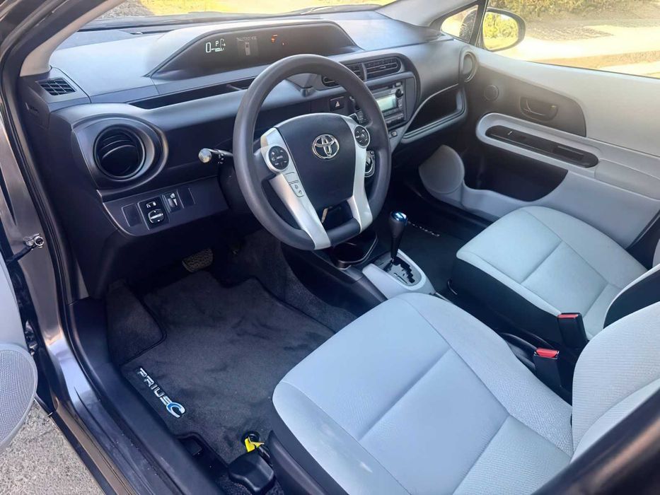 Toyota Prius Four      2014