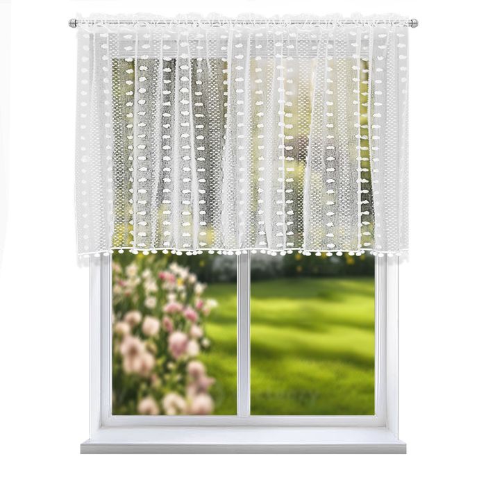 Firana z białego batystu z ozdobnymi pomponami