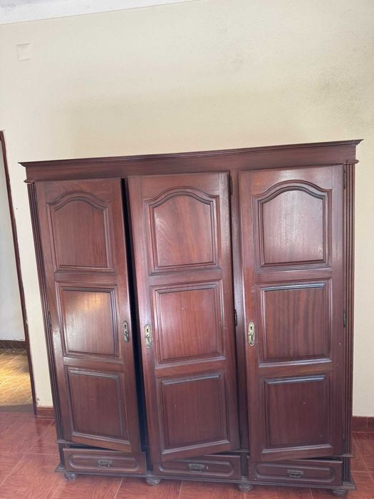 Roupeiro antigo, boa qualidade em madeira.