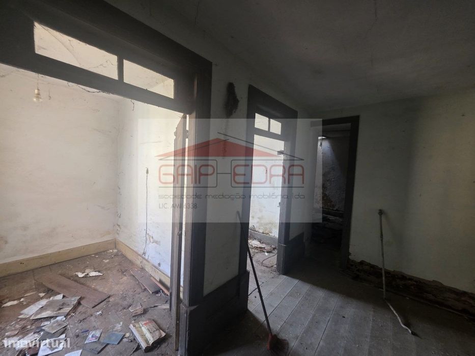 Moradia térrea com terreno 140 000 € em Esmoriz para restauro