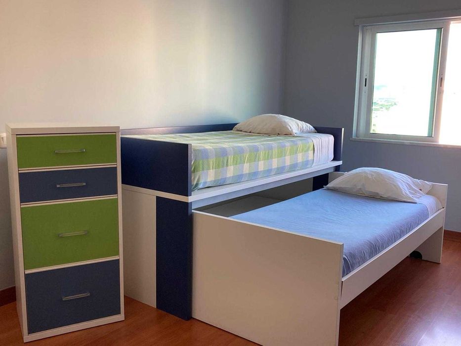 Cama dupla juvenil com arrumação e Cómoda Vertical