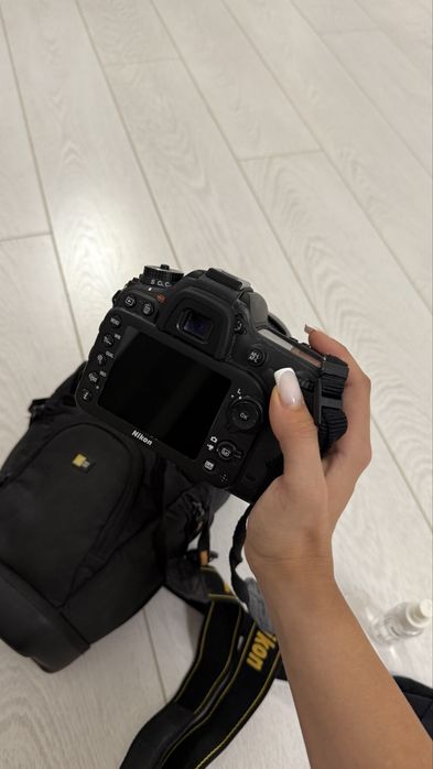 Фотоапарат Nikon D7100 і обʼєктив Nikon AF-S DX NIKKOR 18–105mm f/3.5–5.6G ED VR. В ідеальному стані в чохлі. Пробіг до 2000фото. Просто лежав в шафі