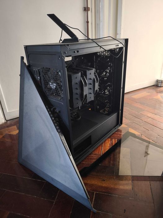 Caixa Thermaltake Divider 500 com Asus ROG STRIX X570-E e cooler Noctua NH-D15