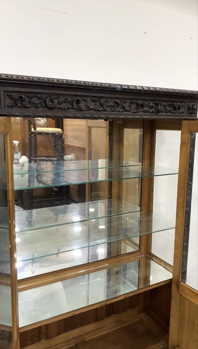 Armário / vitrine Renascença.