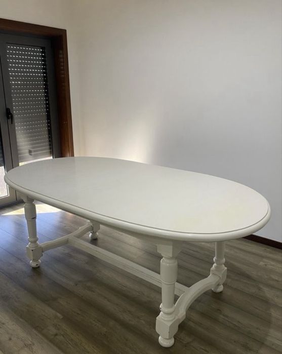 Mesa Oval Madeira Maciça - Branca