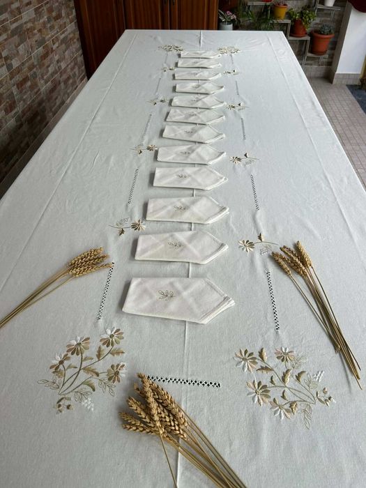 Toalha de Mesa em Linho Bordada + 12 Guardanapos
