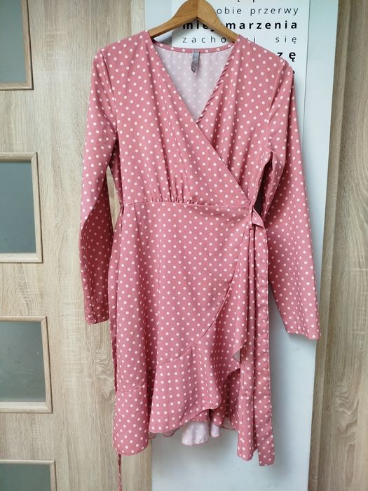Różowa sukienka w groszki