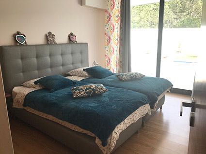 2 Camas e colchões e uma cabeceira