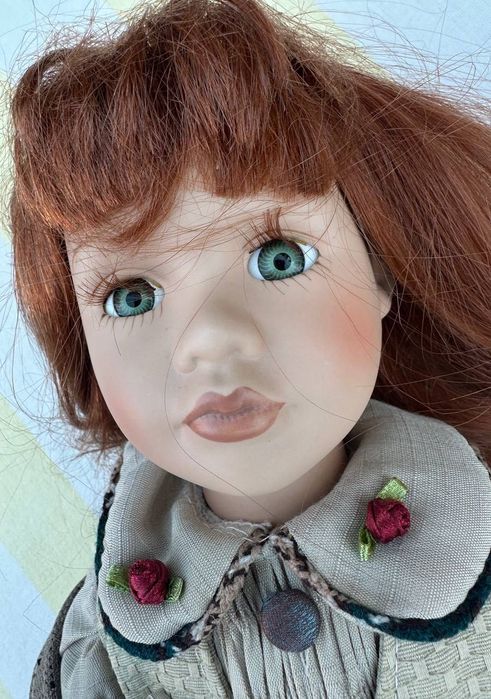 Кукла порцелянова з сумочкою