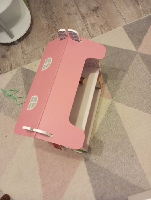 Domek dla lalek z wyposażeniem.