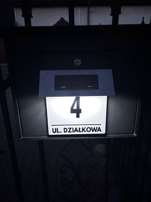 Podświetlana tabliczka LED z adresem numer domu i ulica z czujnikiem