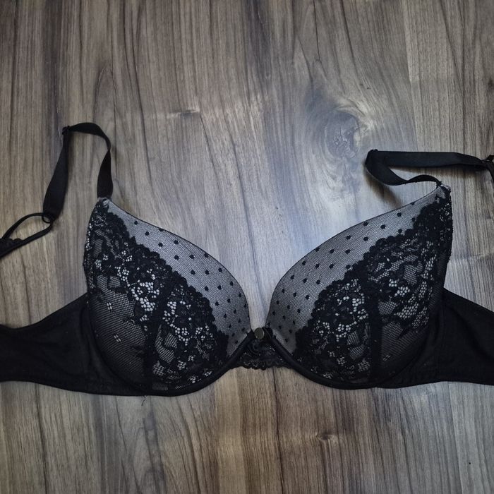 Бюстгалтер жіночий.