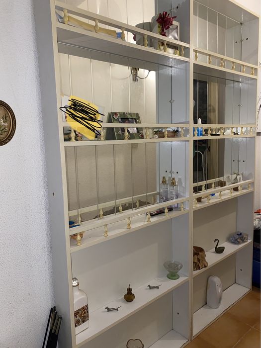 Estantes brancas espelhadas