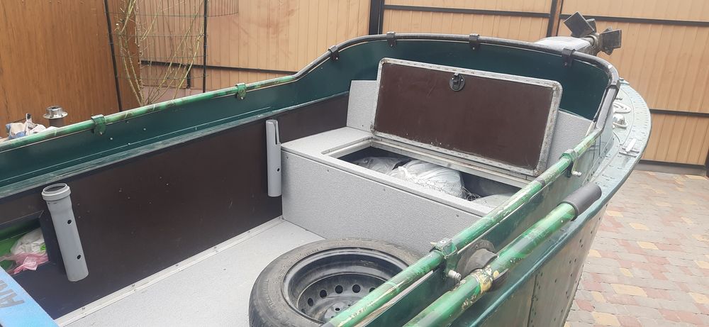 Лодка з лафетом Южанка мотор Меркурі 20