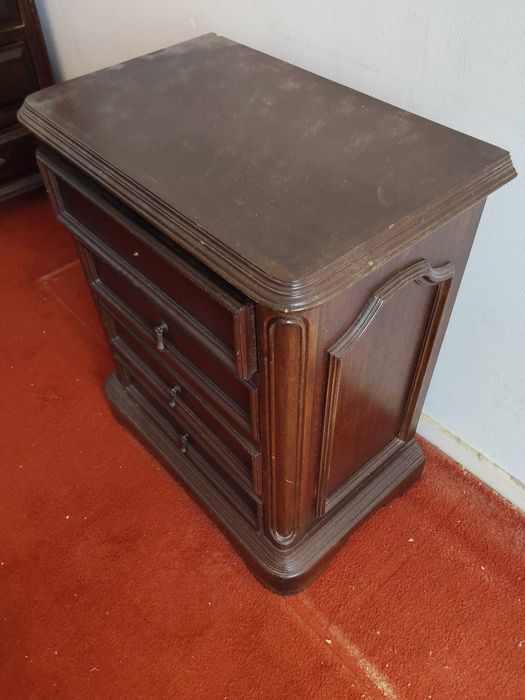 Mesa de cabeceira / cómoda pequena antiga