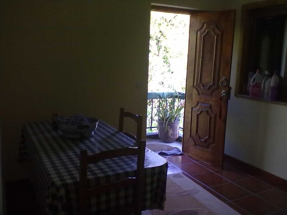 Casa, campos, tanque e anexo