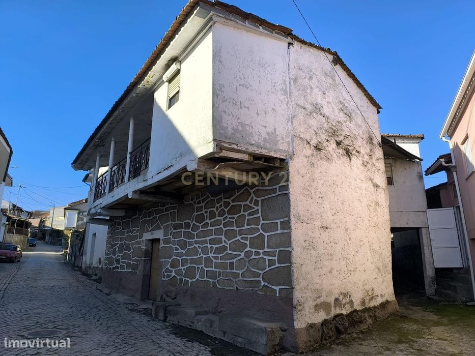 Casa de 2 pisos com varanda