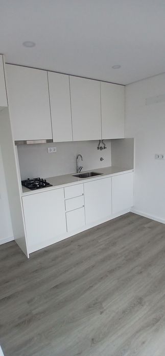 Arrenda-se T1  com agua e luz incluido em zona tranquila .