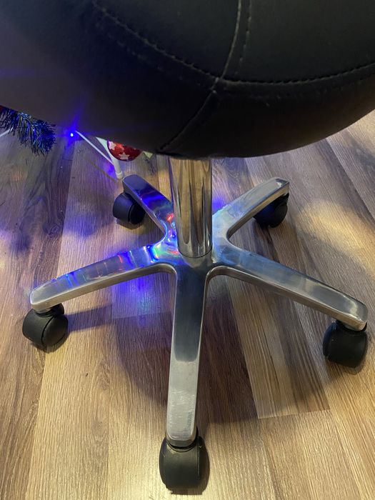 Siodło kosmetyczne z oparciem, krzeslo kosmetyczne z oparciem