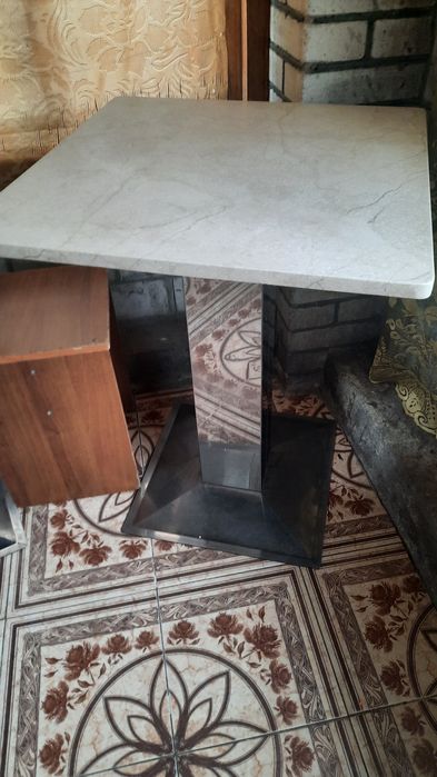 Продам два столика