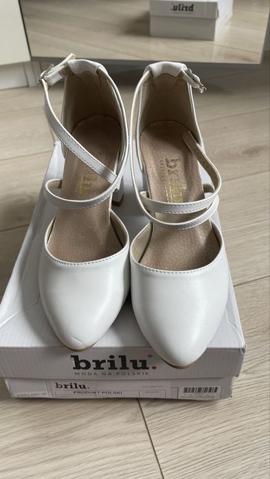 Perłowe białe czółenka na słupku ślubne 35 Brilu skóra naturalna