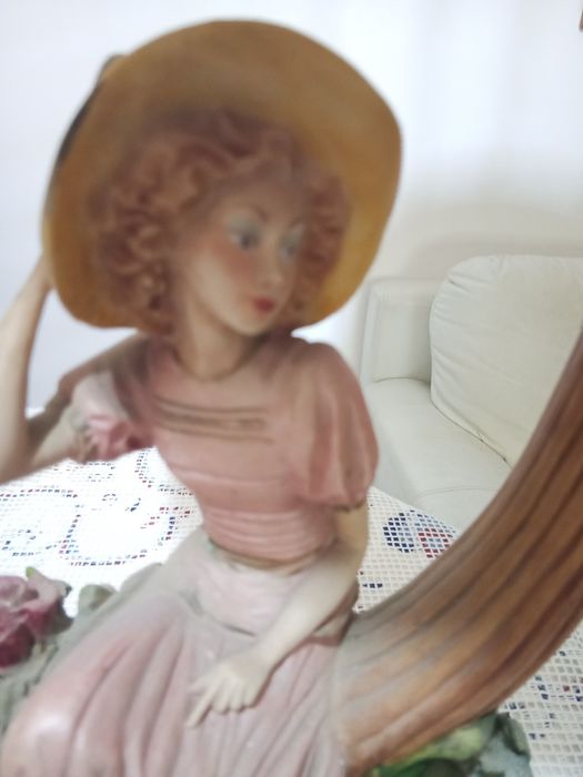 Candeeiro base menina com chapéu, com abajur