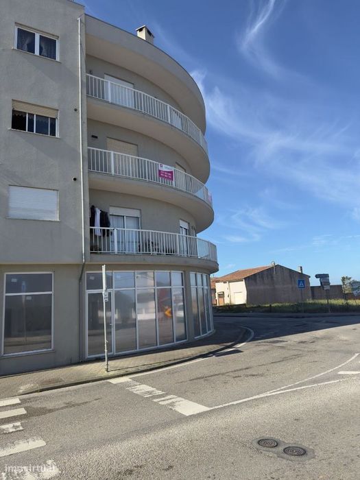 Apartamento T2 com arrumo varanda e vistas de ria. A 2 minutos da p...