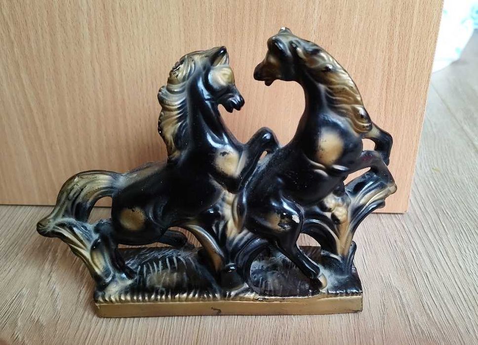 Estatueta Antiga de Cavalos em Tons Preto e Dourado