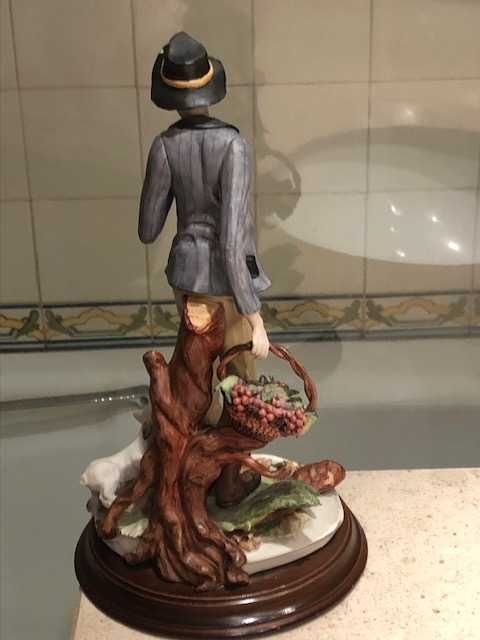 Lindíssima estatueta em Porcelana