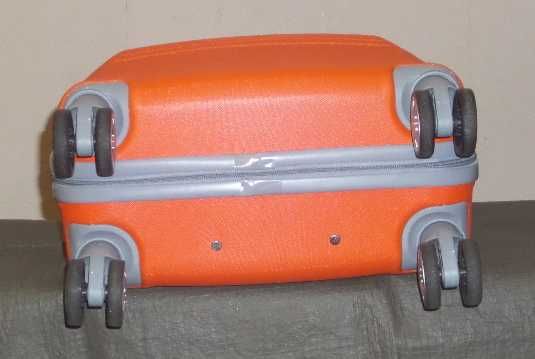 Чемодан пластиковый оранжевый COVERI, 4 колеса, размер 47Х39Х22/19 см.