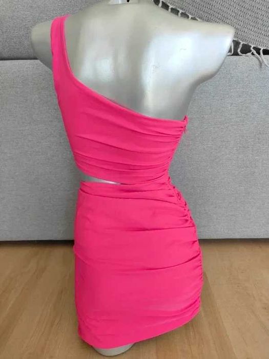 Vestido Mini Zara Rosa Neon – Assimétrico com Cut-out – Tamanho S