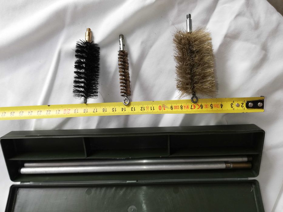 Dois estojos de limpeza de armas
