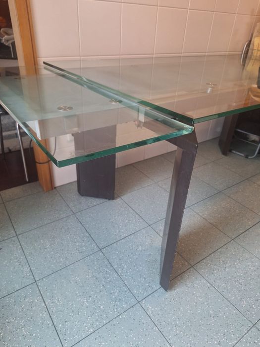 Mesa dw jantar Extensivel- tampo em vidro e pes em madeira castanha
