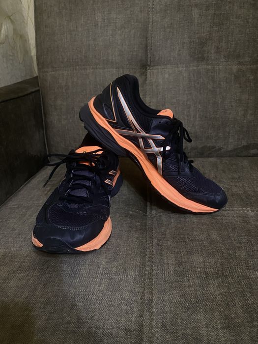 Кросівки ASICS. TGE2N б/у