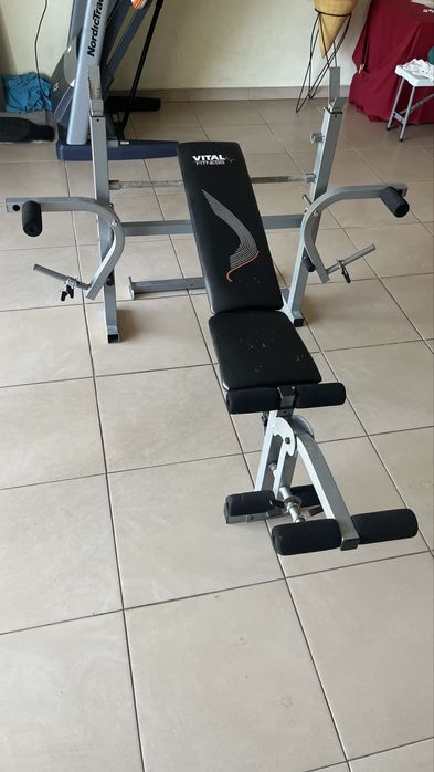 Banco de Musculação Multifunções Vital Fitness c/ Peck Deck e Pernas