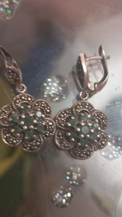 Сережки з ізумрудами.