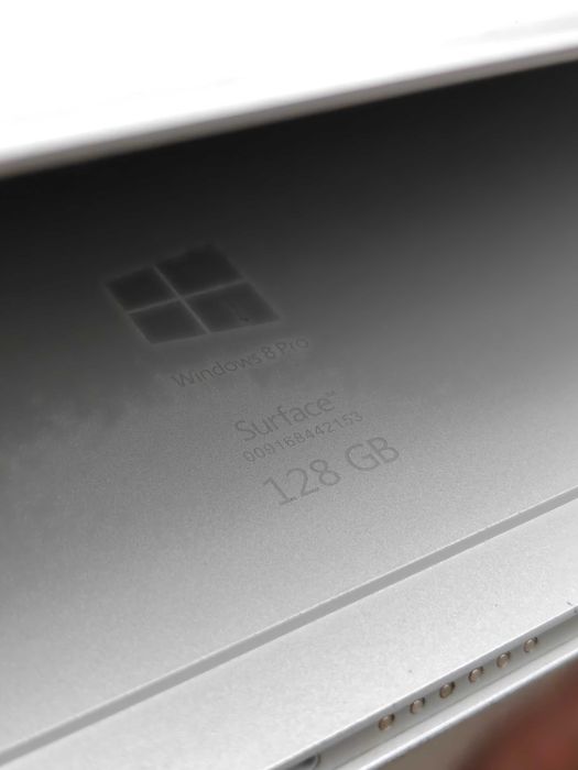 Microsoft Surface Pro 3 i5-4300U 4/128 ГБ + док-станція та 2 блоки живлення