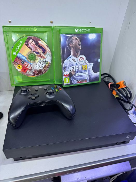 konsola Xbox One X 1tb + 2 gry gta 5 fifa 18 zestaw super stan