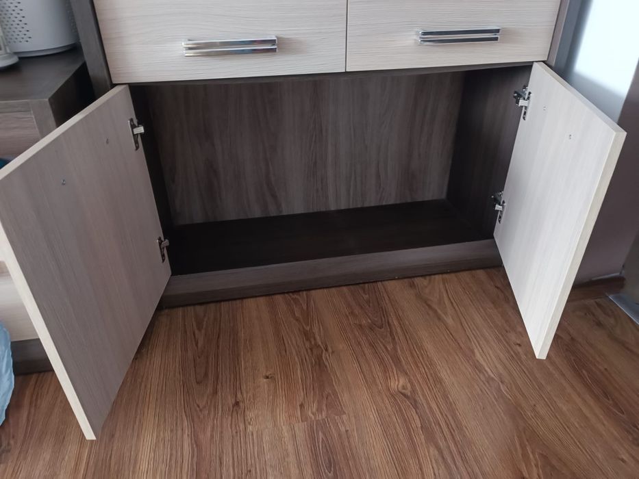 Szklana witryna z szafką