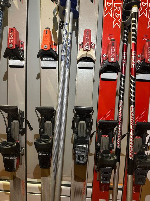 Skis Lange 165 cm e Kastle 160 cm (3 pares) com fixações Salomon e bastões