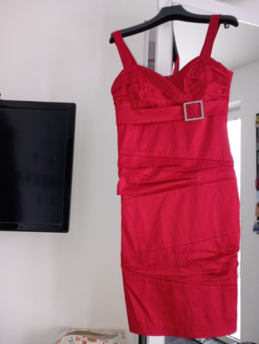 Czerwona sukienka elegancka