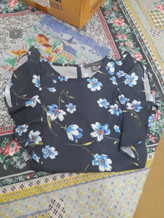 Blusa de cavas azul marinho com flores da Primark