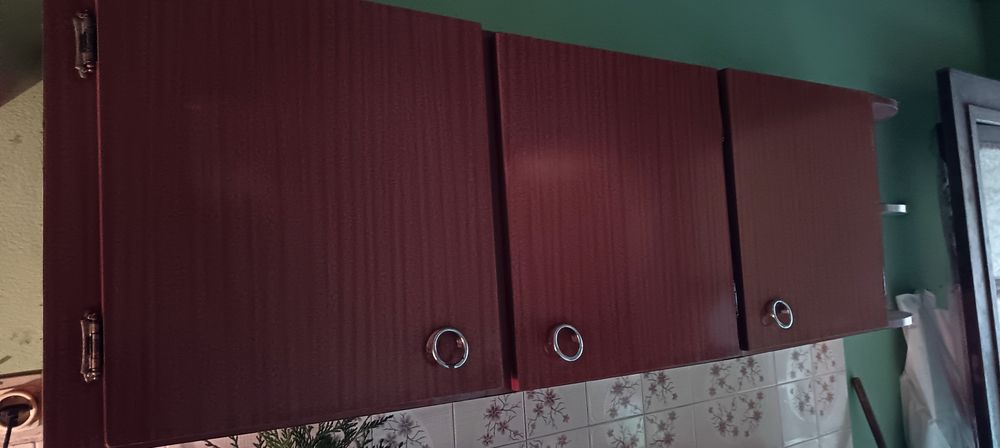 Móvel superior de cozinha, em fórmica, castanho.
Com mais de 20 anos m