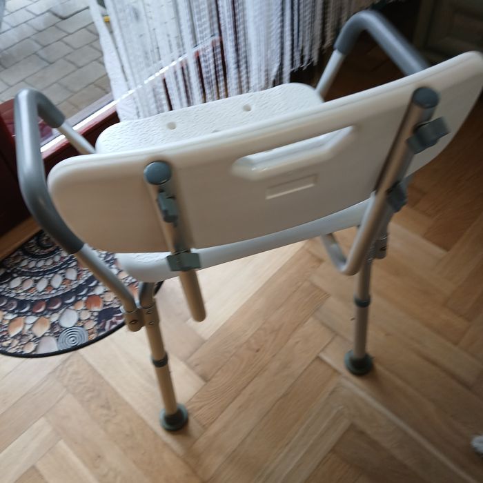 Krzesło prysznicowe z podłokietnikami i oparciem