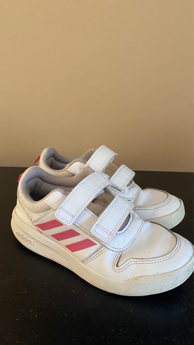 Продаються дитячі кросівки