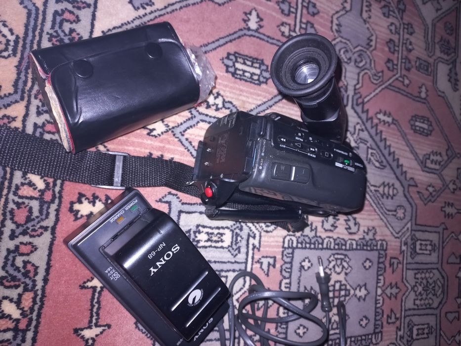 Sony handycam v8 with carrying case64575358840451121